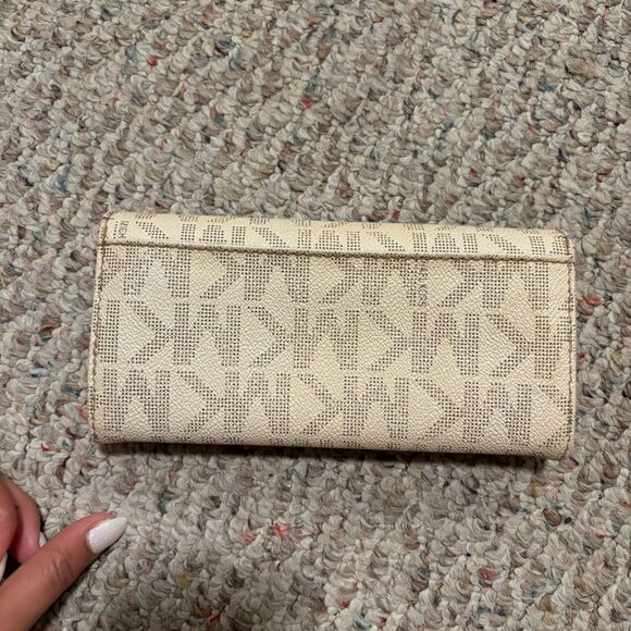 Michael Kors Vanilla/Beige Signature Canvas Fulton Flap Continental Wallet - Picture 13 of 14